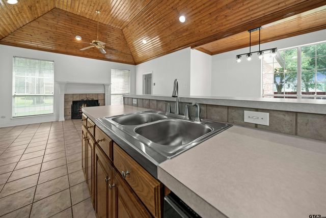 2107 Baylor Drive, Jacksonville, TX 75766