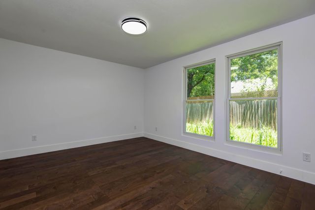654 S Laurel Avenue, Springfield, MO 65802