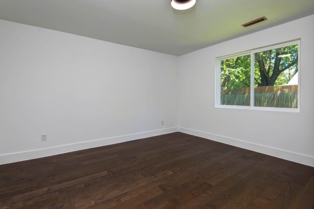 654 S Laurel Avenue, Springfield, MO 65802
