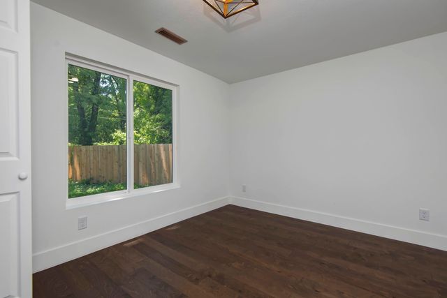 654 S Laurel Avenue, Springfield, MO 65802
