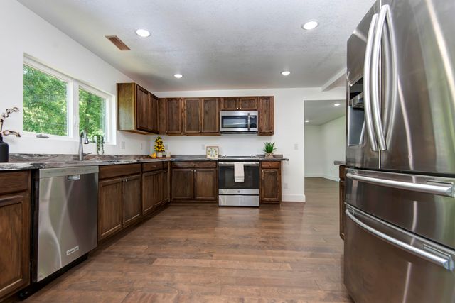 654 S Laurel Avenue, Springfield, MO 65802