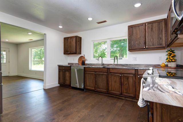 654 S Laurel Avenue, Springfield, MO 65802