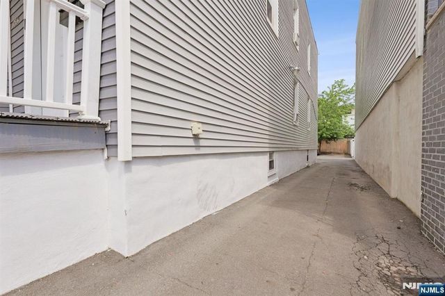 750 S 17th Street, Newark, NJ 07103