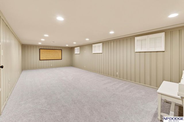 814 S 92nd Street, Omaha, NE 68114