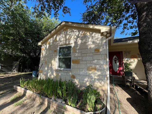 652 Pecan LN, Cottonwood Shores, TX 78657