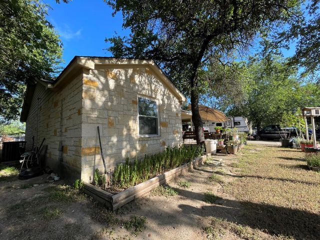 652 Pecan LN, Cottonwood Shores, TX 78657