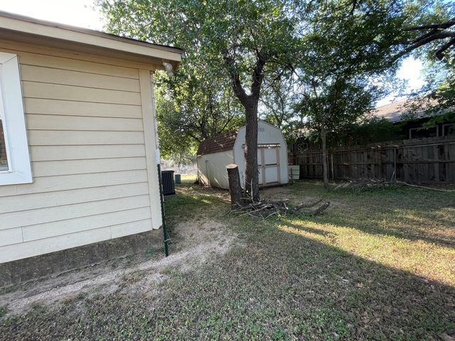 652 Pecan LN, Cottonwood Shores, TX 78657