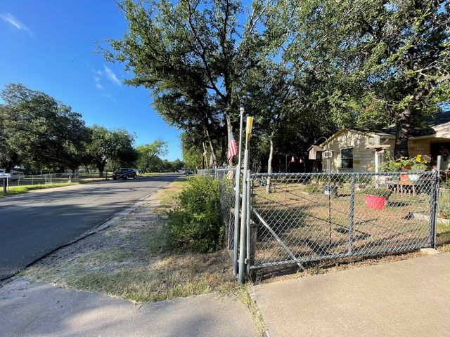 652 Pecan LN, Cottonwood Shores, TX 78657