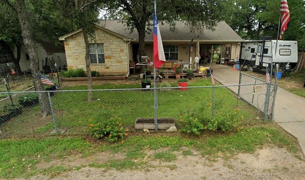 652 Pecan LN, Cottonwood Shores, TX 78657