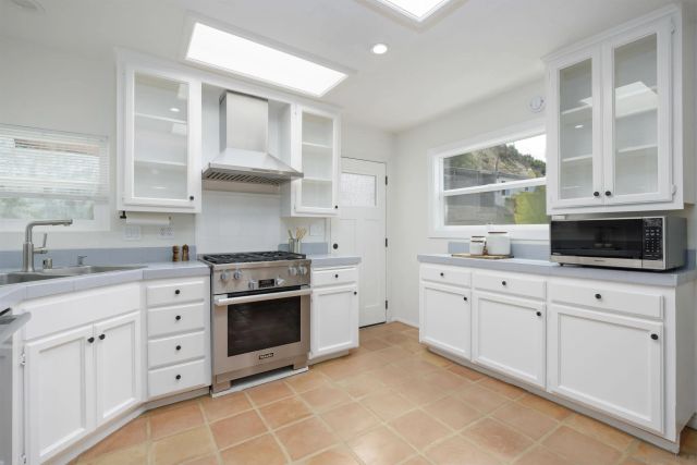 2242 Congress St, San Diego, CA 92110