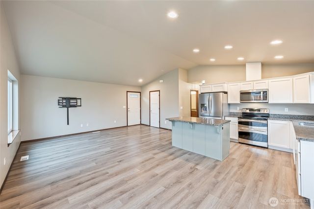 438 S Kansas Loop, East Wenatchee, WA 98802