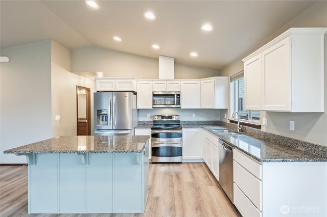 438 S Kansas Loop, East Wenatchee, WA 98802