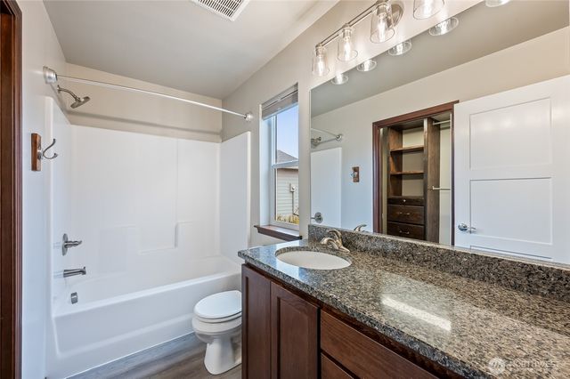 438 S Kansas Loop, East Wenatchee, WA 98802