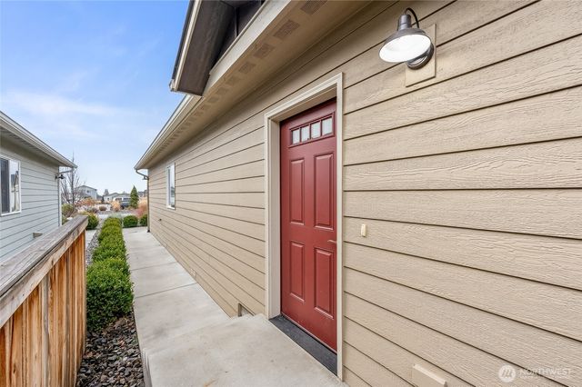 438 S Kansas Loop, East Wenatchee, WA 98802