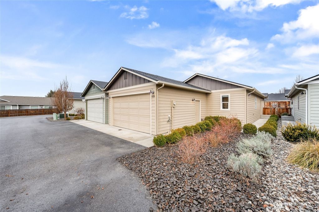 438 S Kansas Loop, East Wenatchee, WA 98802