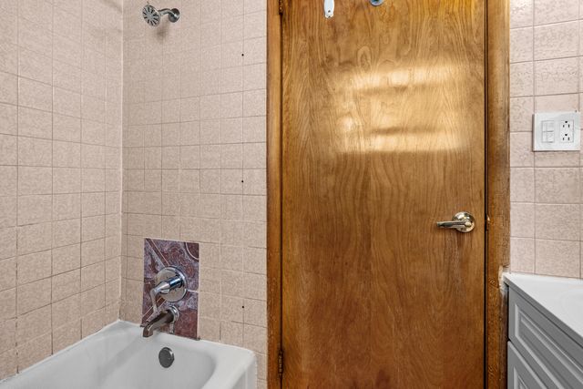 3855 W 58th Place, Chicago, IL 60629