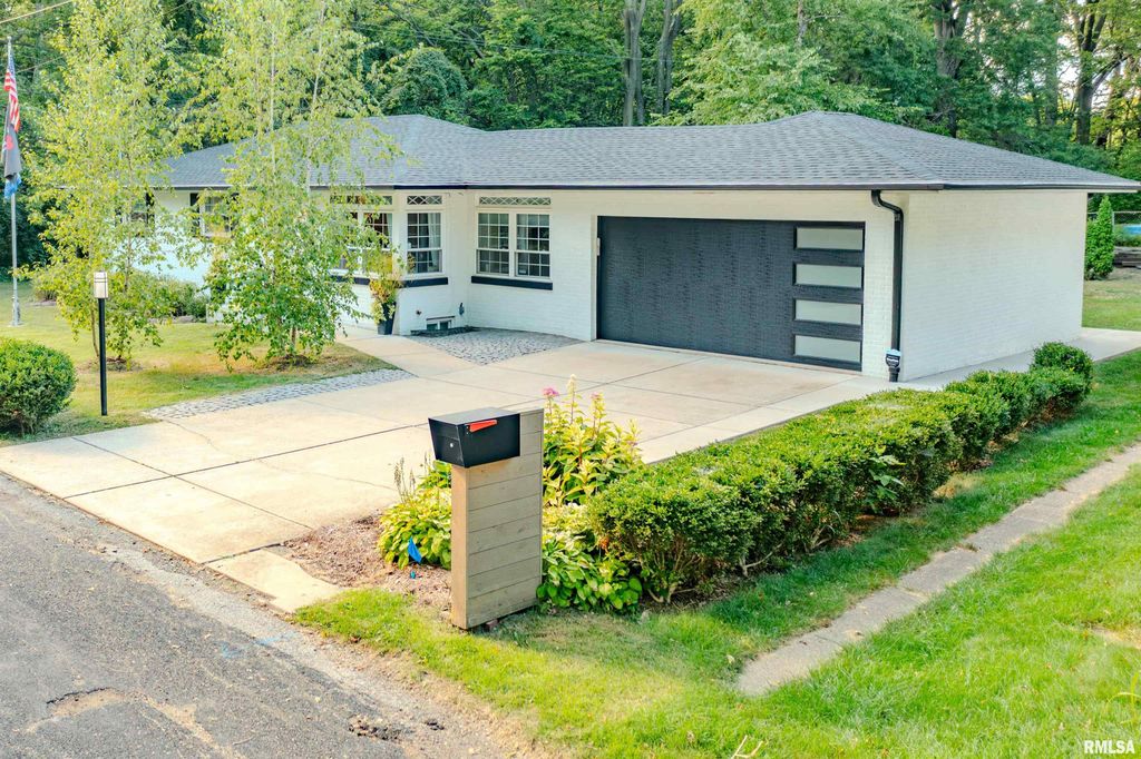 303 E LYNDALE Road, Peoria, IL 61614