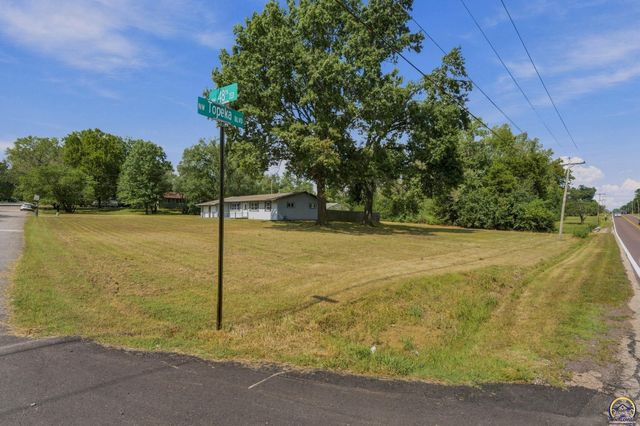 400 NW 48th TER, Topeka, KS 66617