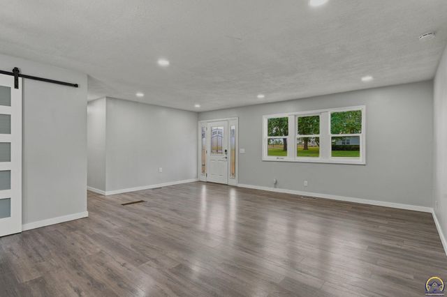 400 NW 48th TER, Topeka, KS 66617