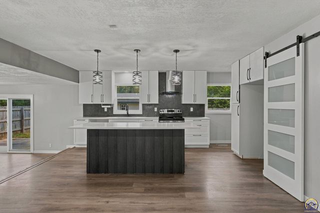 400 NW 48th TER, Topeka, KS 66617