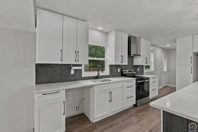 400 NW 48th TER, Topeka, KS 66617