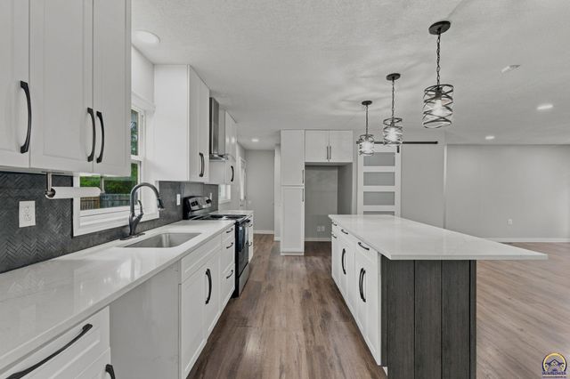 400 NW 48th TER, Topeka, KS 66617