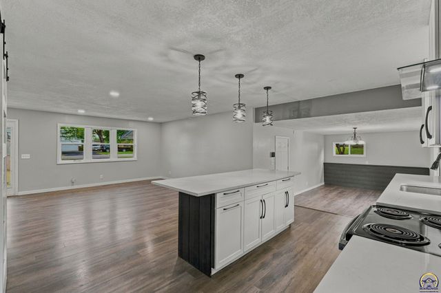 400 NW 48th TER, Topeka, KS 66617