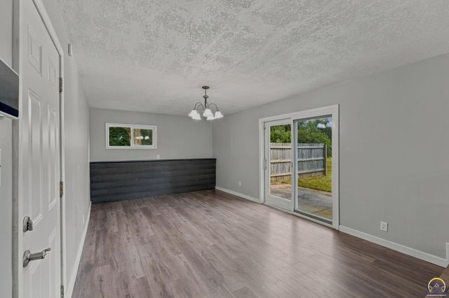 400 NW 48th TER, Topeka, KS 66617