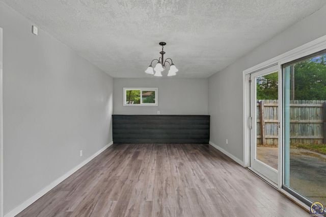400 NW 48th TER, Topeka, KS 66617