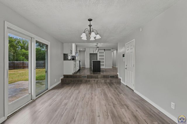 400 NW 48th TER, Topeka, KS 66617