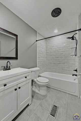 400 NW 48th TER, Topeka, KS 66617