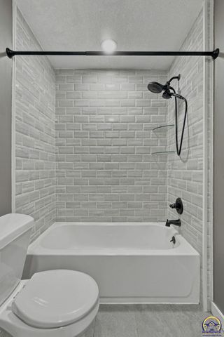 400 NW 48th TER, Topeka, KS 66617