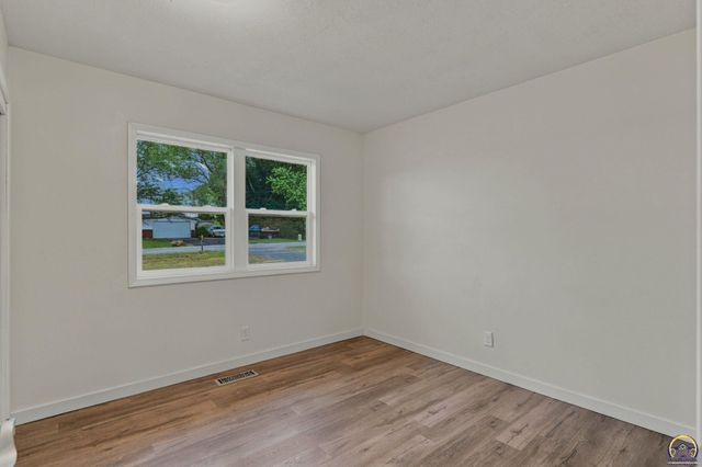 400 NW 48th TER, Topeka, KS 66617