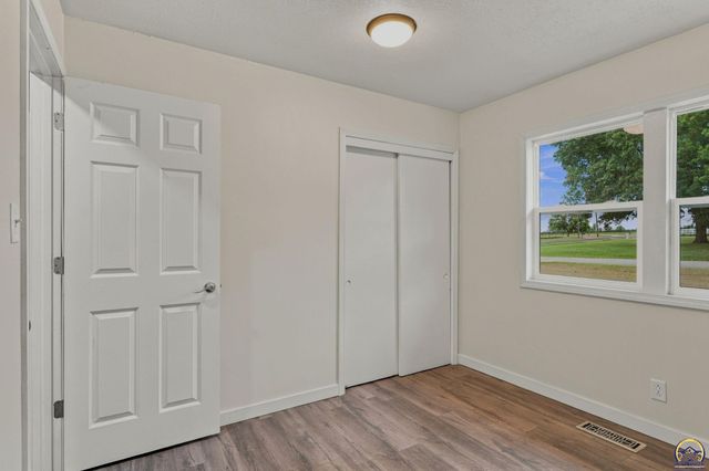 400 NW 48th TER, Topeka, KS 66617