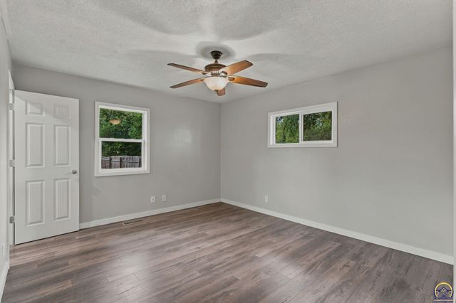 400 NW 48th TER, Topeka, KS 66617
