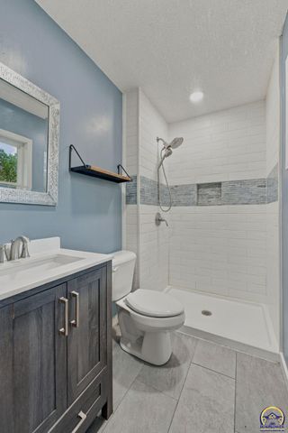 400 NW 48th TER, Topeka, KS 66617