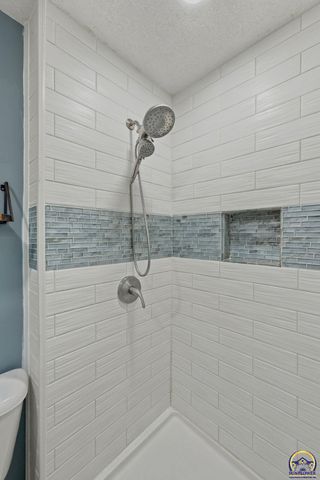 400 NW 48th TER, Topeka, KS 66617