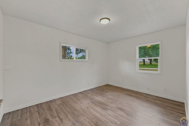 400 NW 48th TER, Topeka, KS 66617