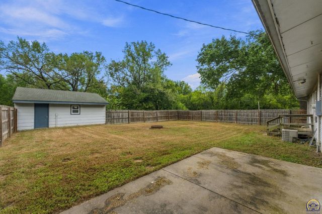 400 NW 48th TER, Topeka, KS 66617
