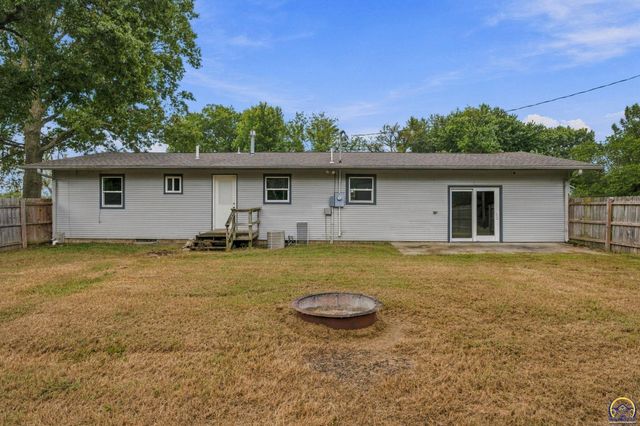 400 NW 48th TER, Topeka, KS 66617