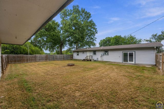 400 NW 48th TER, Topeka, KS 66617