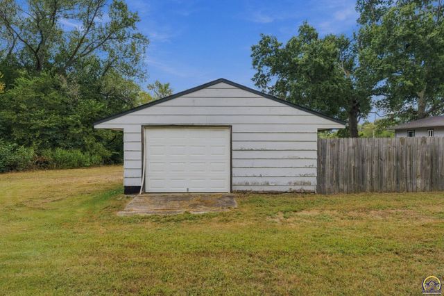 400 NW 48th TER, Topeka, KS 66617
