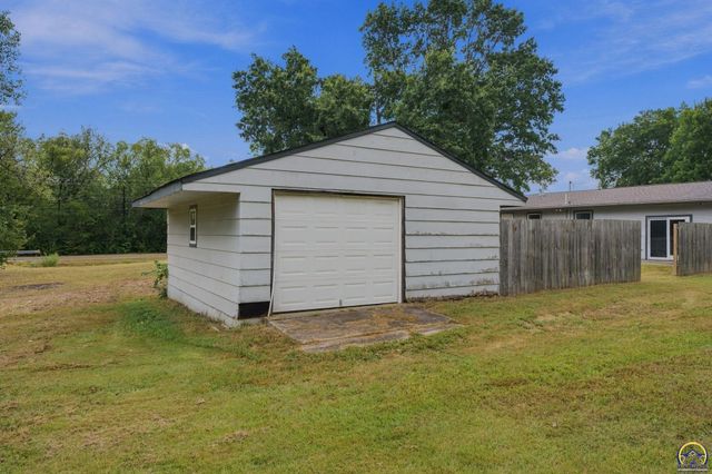 400 NW 48th TER, Topeka, KS 66617