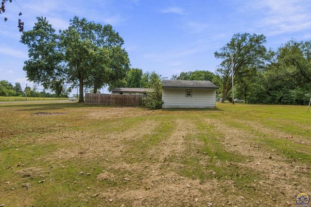 400 NW 48th TER, Topeka, KS 66617