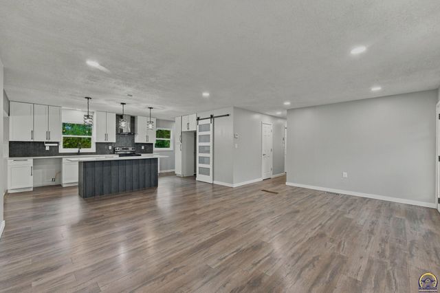 400 NW 48th TER, Topeka, KS 66617
