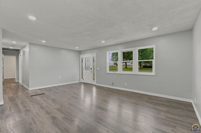 400 NW 48th TER, Topeka, KS 66617