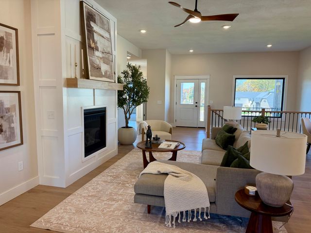 702 S Thornridge Drive, Springfield, MO 65809