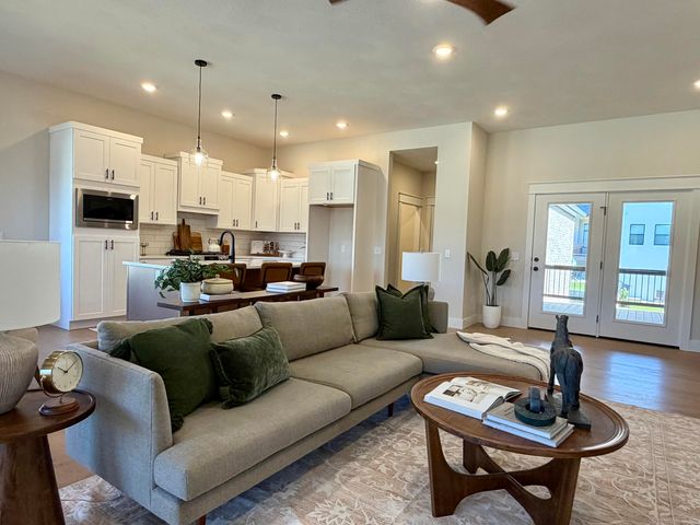 702 S Thornridge Drive, Springfield, MO 65809