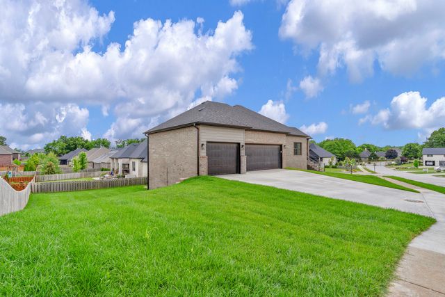 702 S Thornridge Drive, Springfield, MO 65809