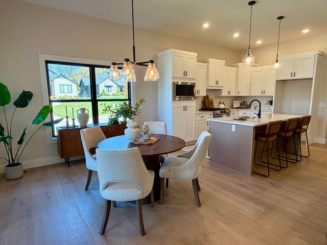 702 S Thornridge Drive, Springfield, MO 65809